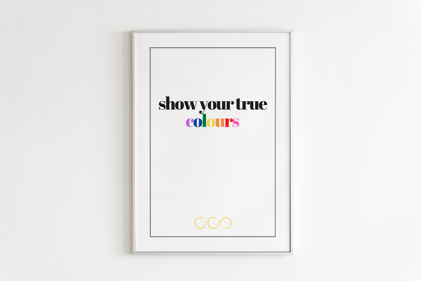 True Colours med regnbågsbokstäver hänger inramad