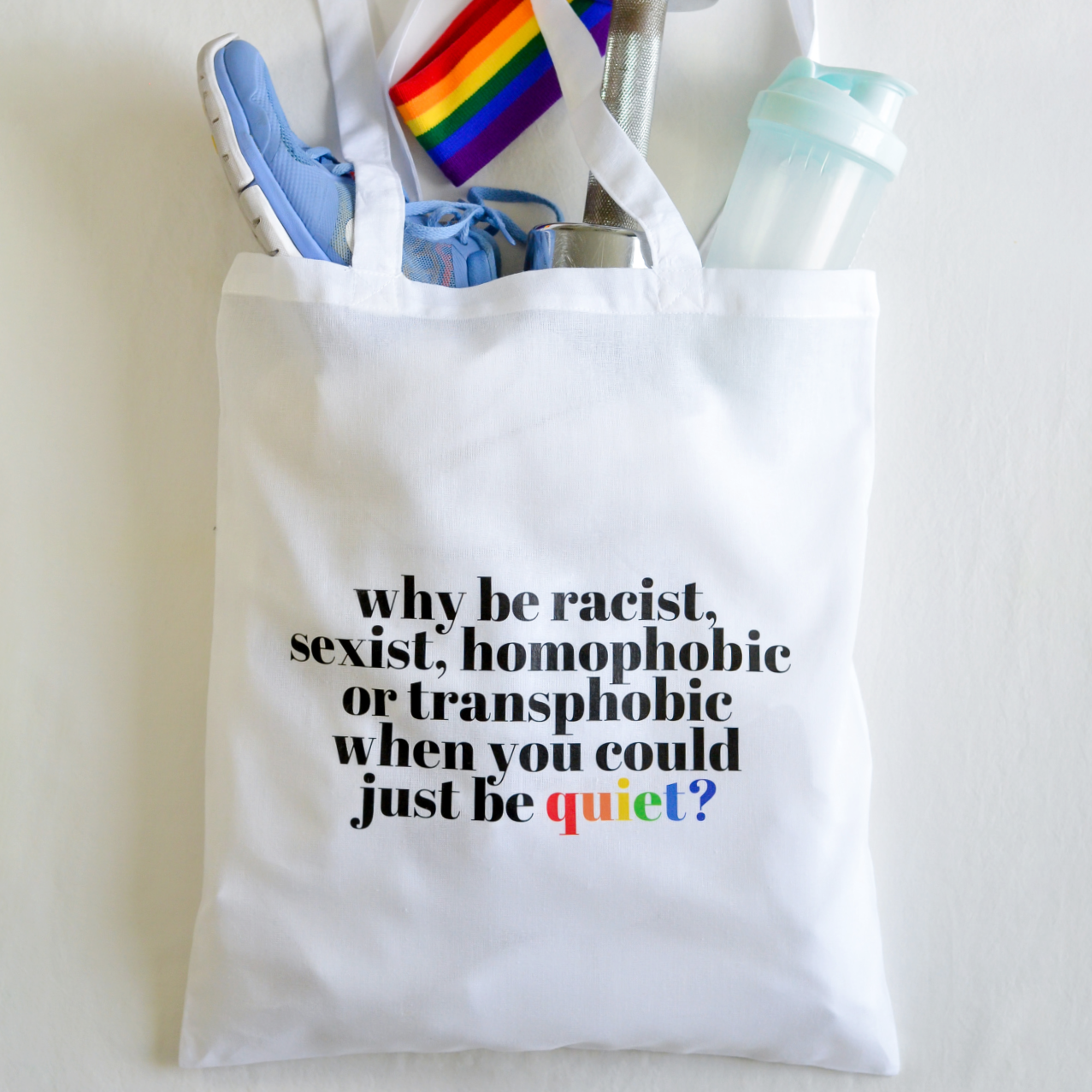 Tygkasse Be Quiet vit, fylld med sportutrustning, mot vit bakgrund.