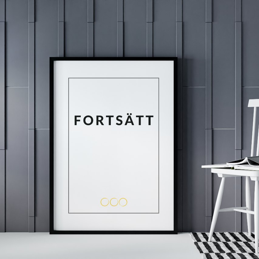 Poster Fortsätt i svart ram mot grå vägg, till höger syns en vit stol