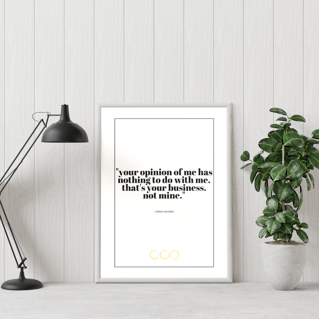 Poster Your opinion, inramad, lutad mot grå vägg. Grön växt till höger och skrivbordslampa till vänster.