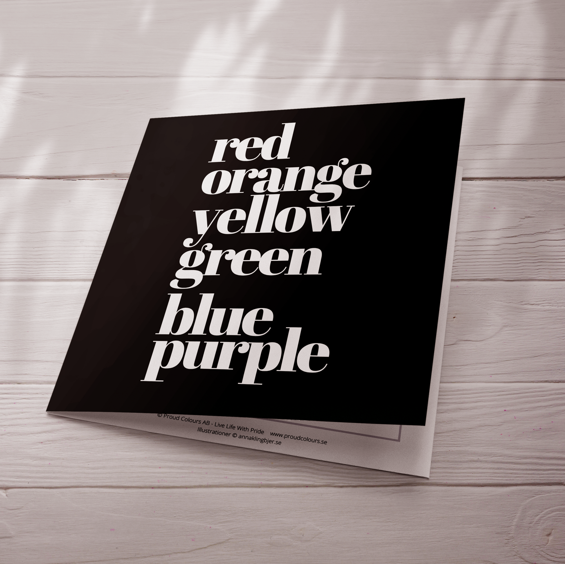 Rainbow [kort 7x7] med regnbågens färger utskrivna i engelsk text