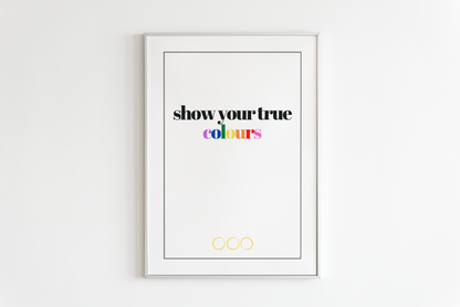 True Colours med regnbågsbokstäver hänger inramad