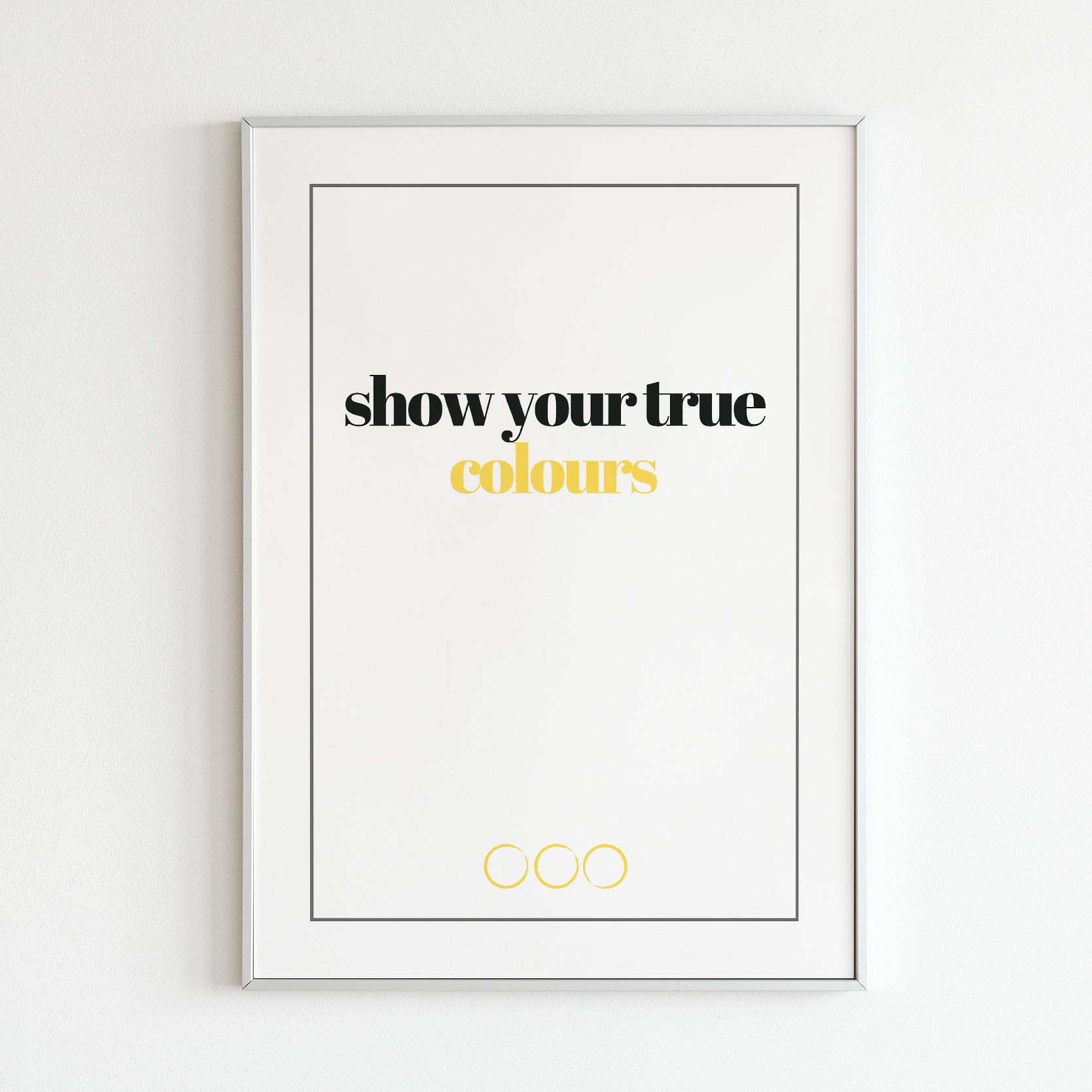 Poster True colours, gold. Texten "colours" i guldfoliering. inramad mot vit vägg