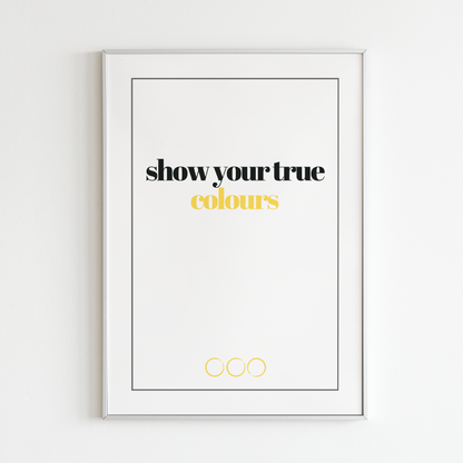 Poster True colours, gold. Texten "colours" i guldfoliering. inramad mot vit vägg