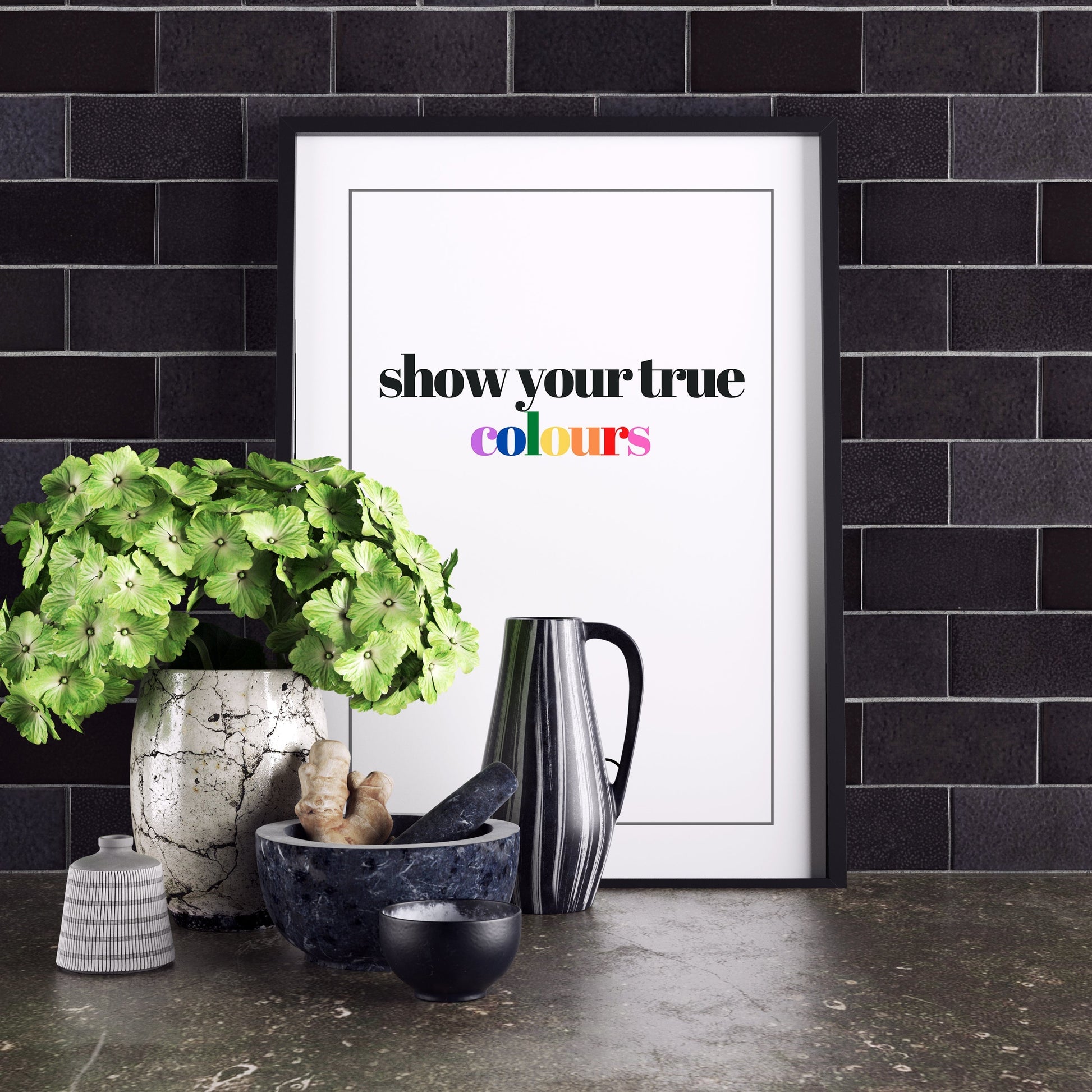 True Colours med färgade bokstäver står lutad mot en kakelvägg