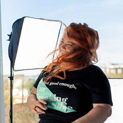 T-shirt Freaking Awesome, model framför fotolampa, där håret blåser framför ansiktet