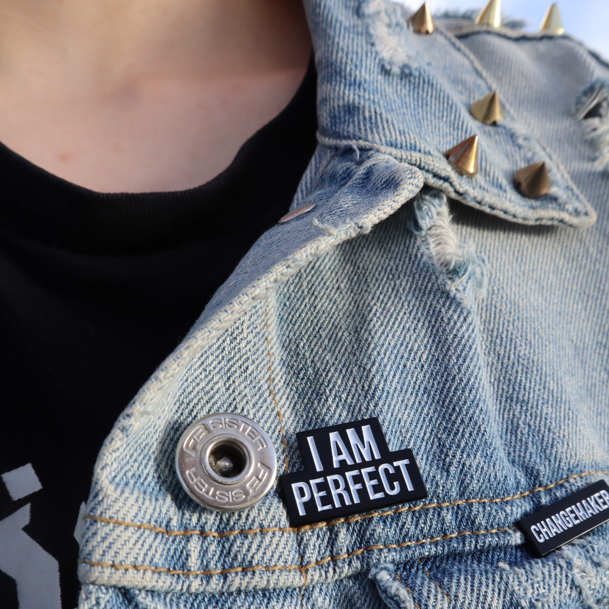 Pin I am perfect på jeansjacka