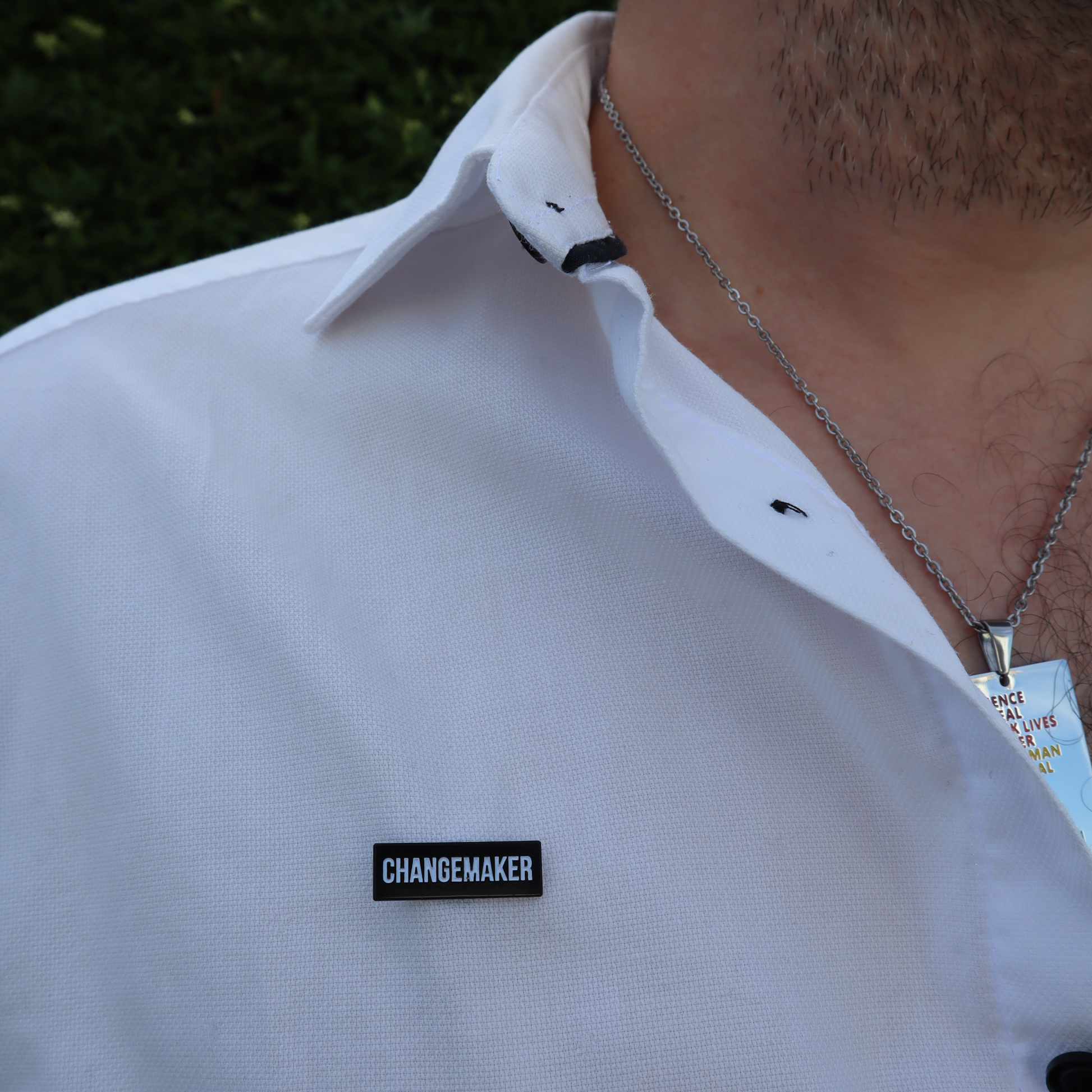 Pin Changemaker på vit skjorta