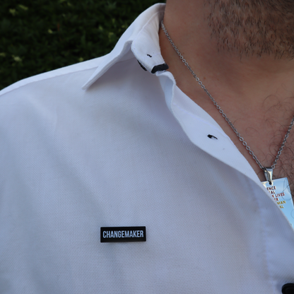 Pin Changemaker på vit skjorta