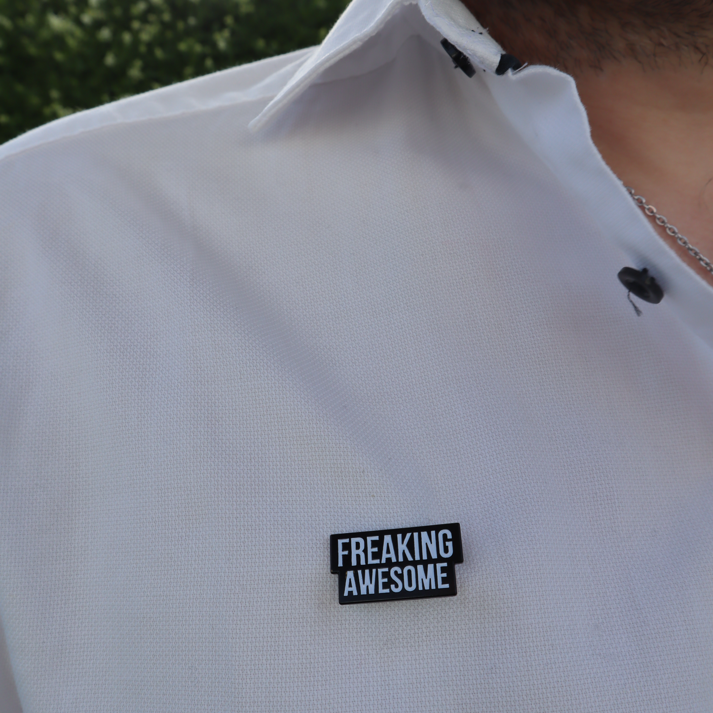 Pin Freaking awesome på vit skjorta