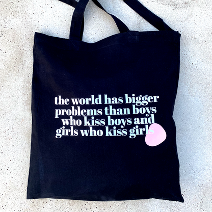 Tygkasse The World ligger mot betong