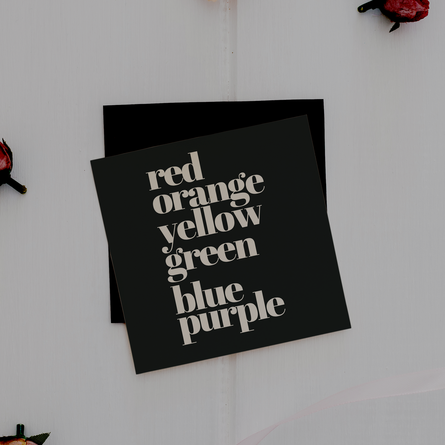 Rainbow [kort 14x14] Kort med regnbågens färger utskrivna i engelsk text.