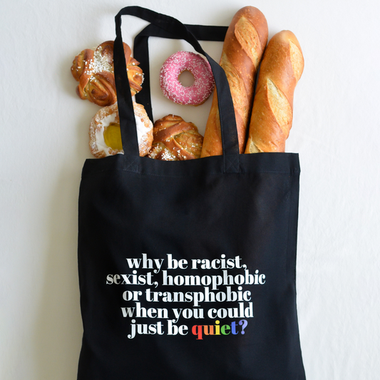 Tygkasse Be Quiet svart, fylld med bakverk, mot vit bakgrund