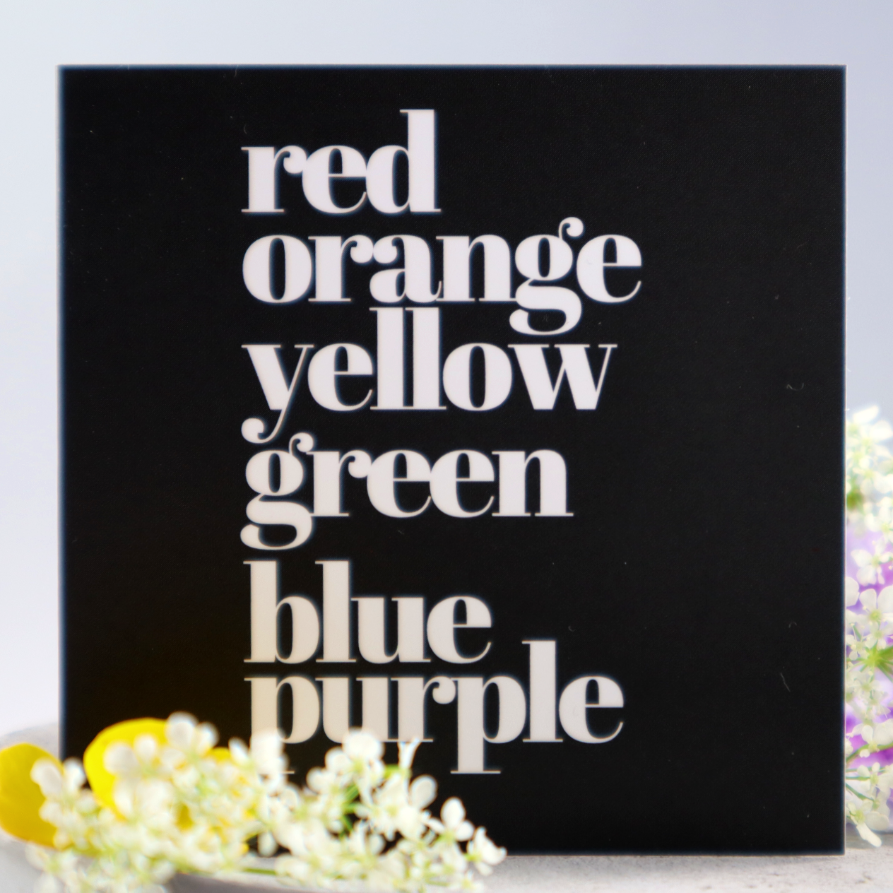 Kort [7x7] med regnbågens färger utskrivna i engelsk text