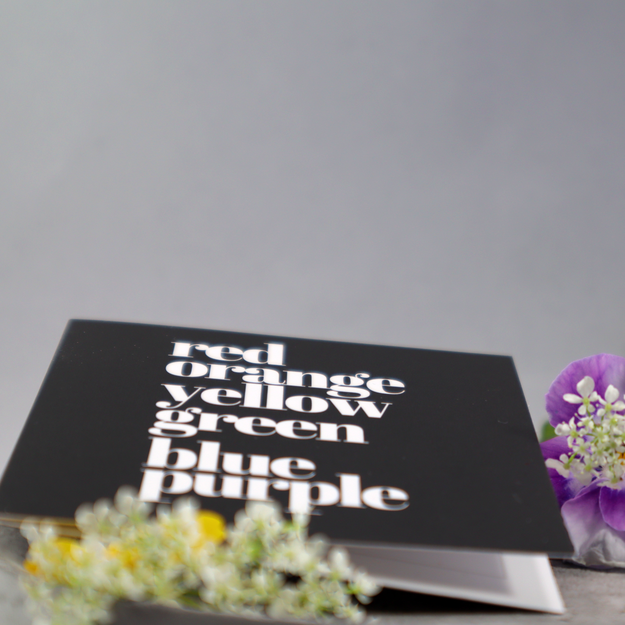 Kort [7x7] med regnbågens färger utskrivna i engelsk text