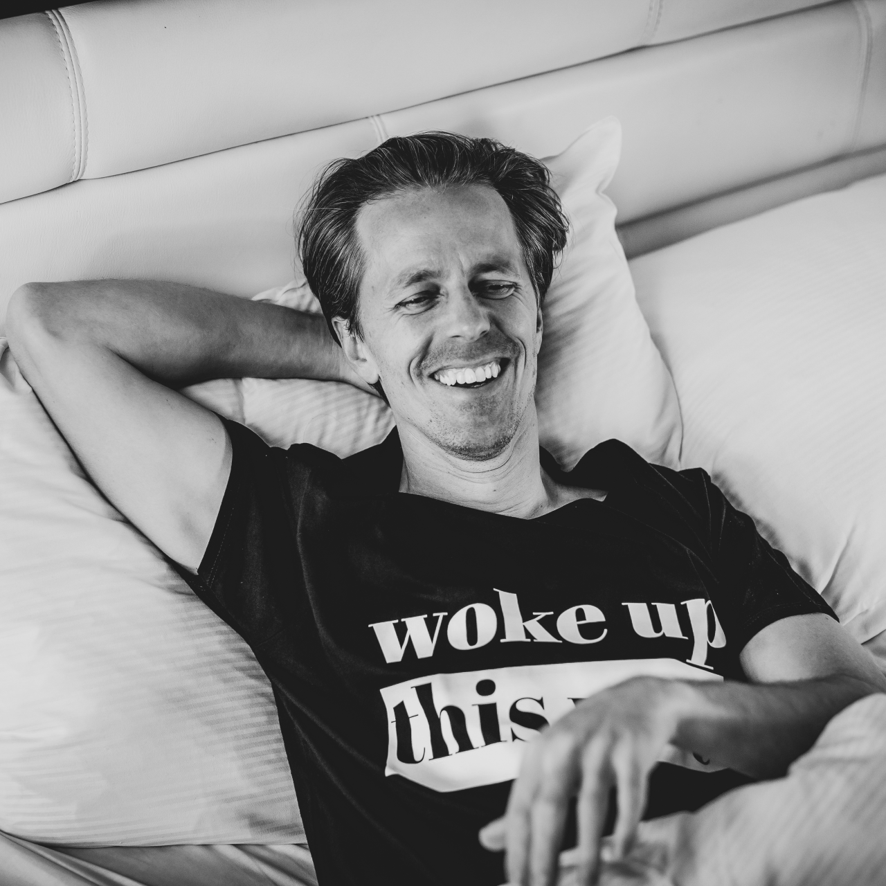 T-shirt Woke up this Way modell ligger i sängen och skrattar