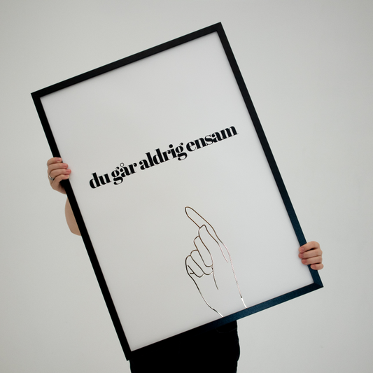 Poster Du går aldrig ensam, handen som sträcker upp ett finger är guldfolierad