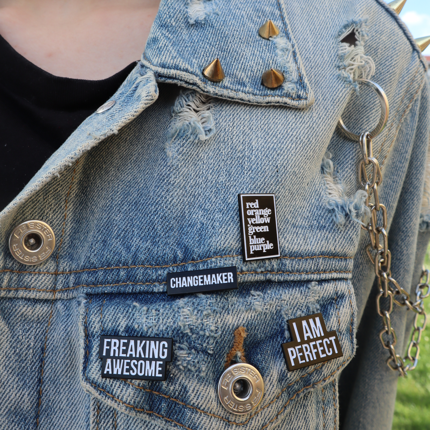 Pin I am perfect på jeansjacka