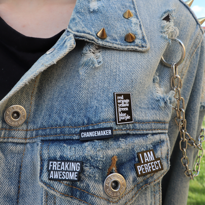 Pin I am perfect på jeansjacka