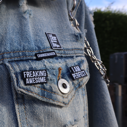 Pin Freaking Awesome monterad på jeansjacka