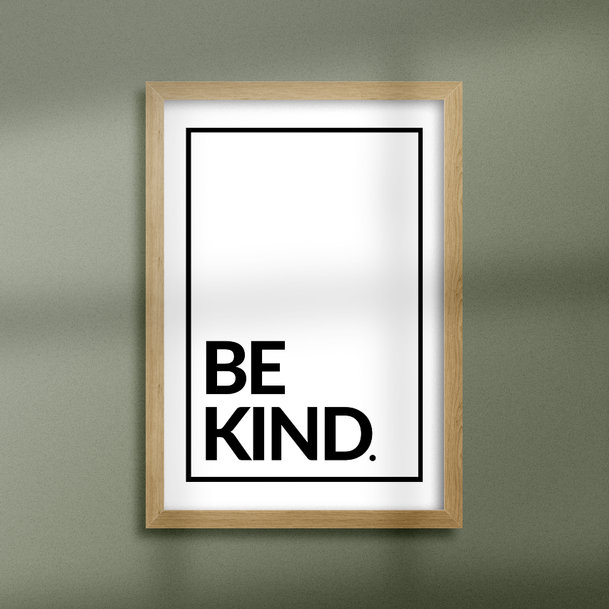 Poster Be kind svarta bokstäver mot vit bakgrund. Inramad mot grön vägg