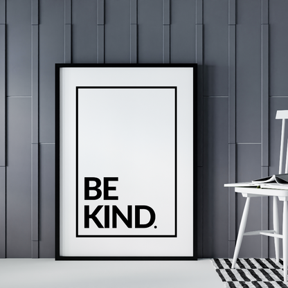 Poster Be kind, svart bokstäver mot vit bakrgrund. Inramad och lutande mot grå vägg, en pinnstol syns till höger