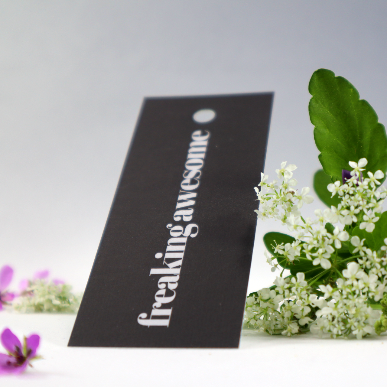 Hang tag med texten Freaking awesome