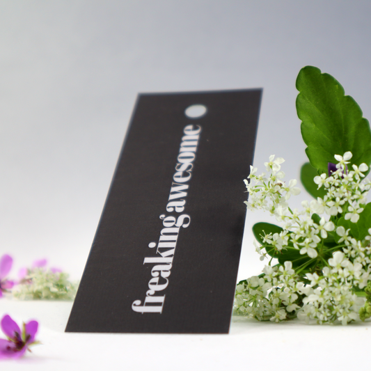 Hang tag med texten Freaking awesome