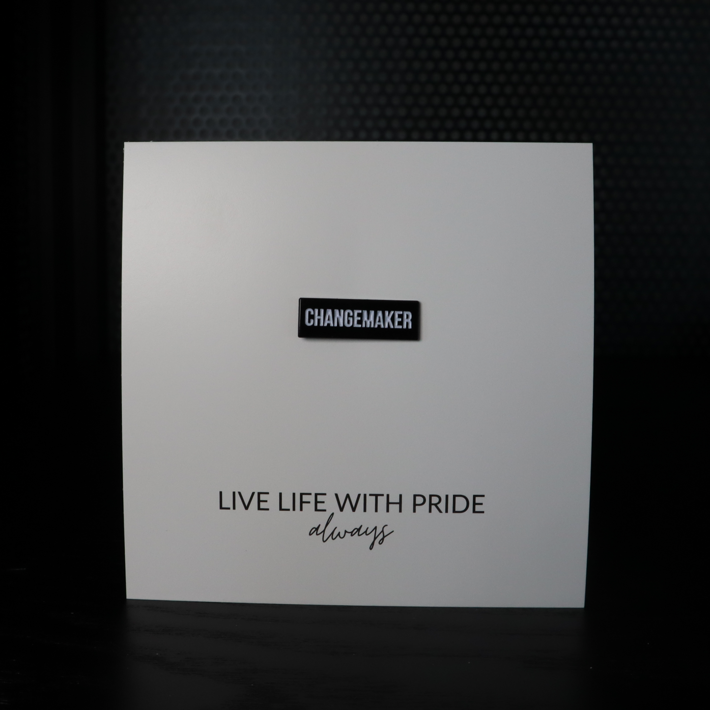 Pin Changemaker monterad på vit kartong