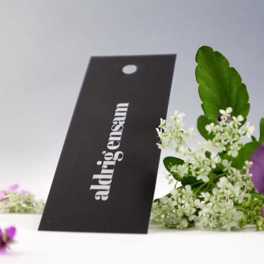 Aldrig ensam - ett kort med texten "aldrig ensam"