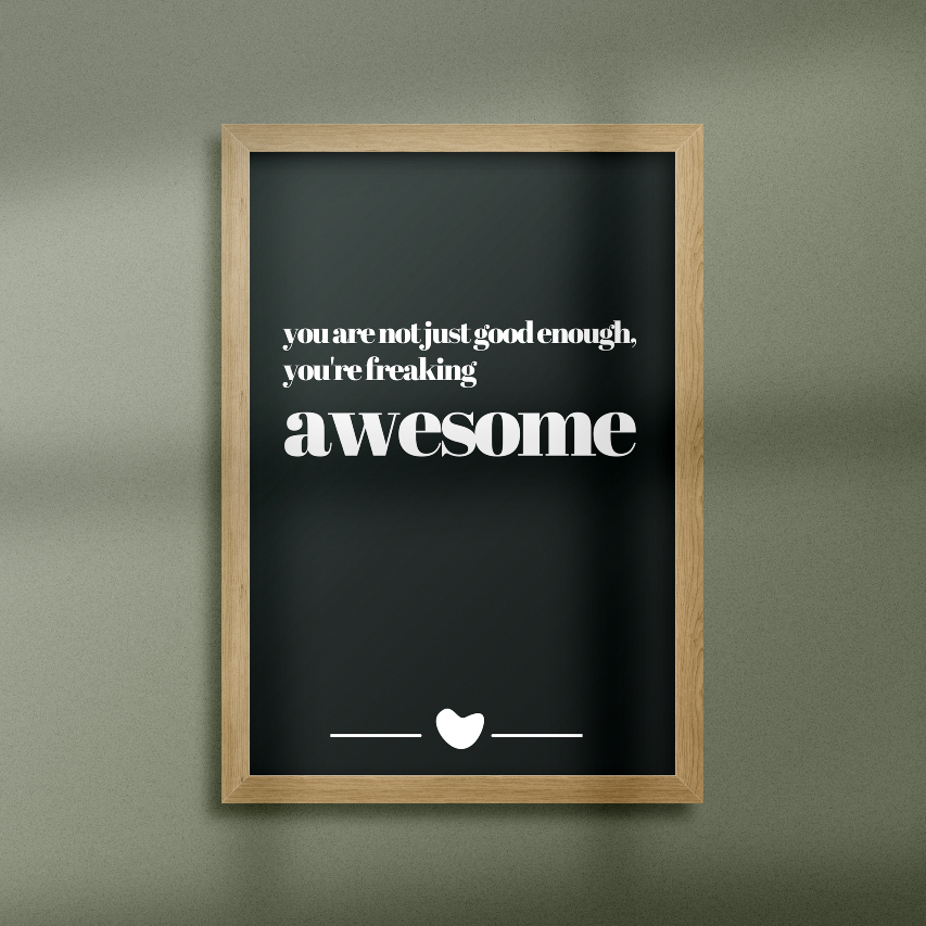 Poster Freaking Awesome inramad mot grön bakgrund