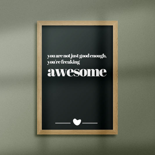 Poster Freaking Awesome inramad mot grön bakgrund