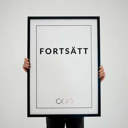 Poster Fortsätt hålls upp av en person som skyms av postern