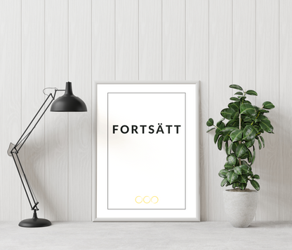 Poster Fortsätt inramad, till höger i bilden syns en grön växt och till vänster en skrivbordslampa