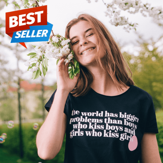 T-shirt The World has Bigger Problems, modell som håller en vit blomma mot sin kind, träd och såpbubblor i bakgrunden 