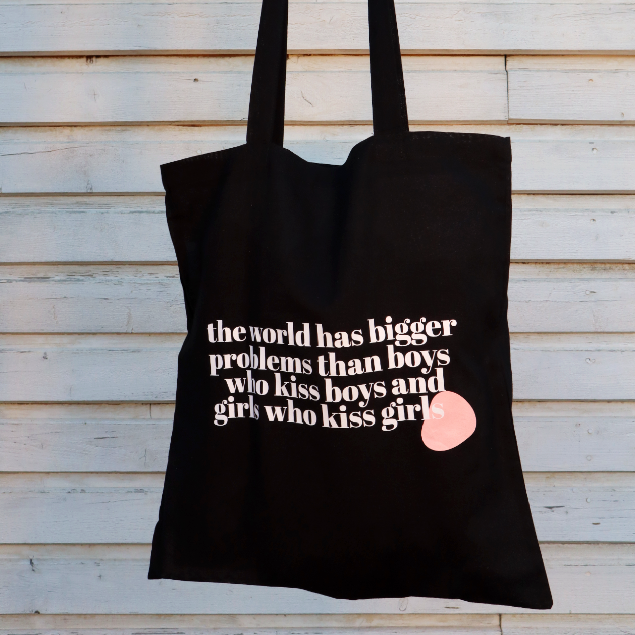 Tygkasse The World, hänger mot en vitmålad trävägg