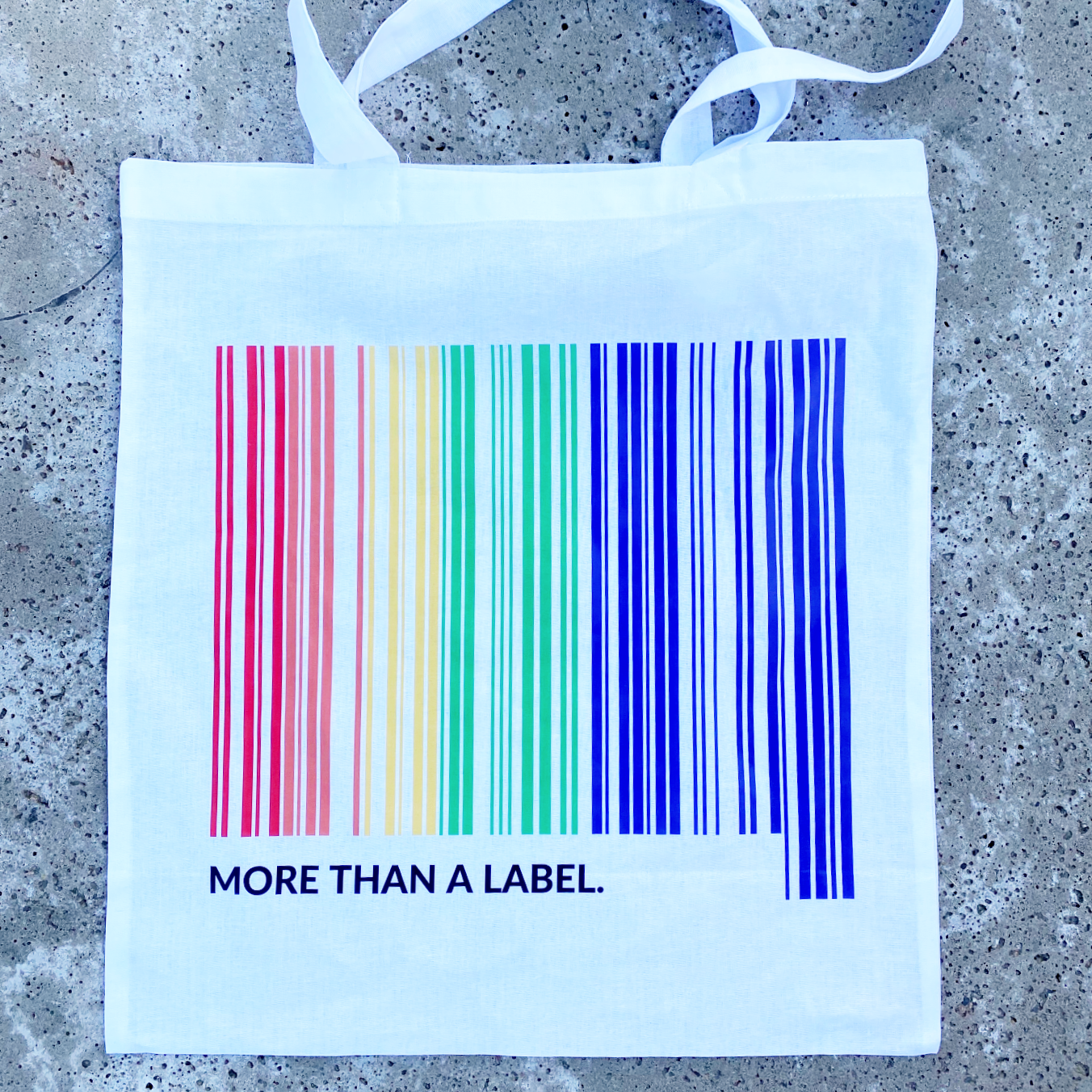 Tygkasse more than a Label ligger mot betong