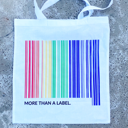 Tygkasse more than a Label ligger mot betong