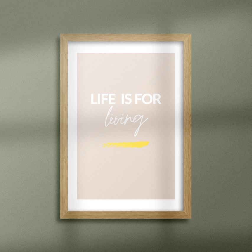 Poster Life is for living, med guldfoliering, inramad mot grön vägg