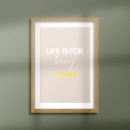 Poster Life is for living, med guldfoliering, inramad mot grön vägg