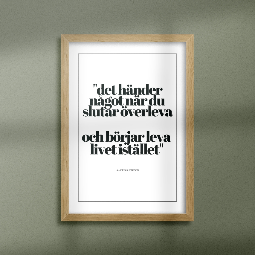 Poster Det händer något, inramad mot grön vägg