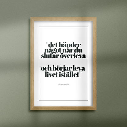 Poster Det händer något, inramad mot grön vägg