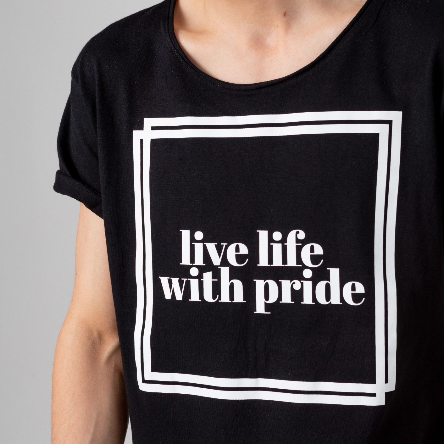 T-shirt Live life, bild på modell där endast tröja och en arm syns.