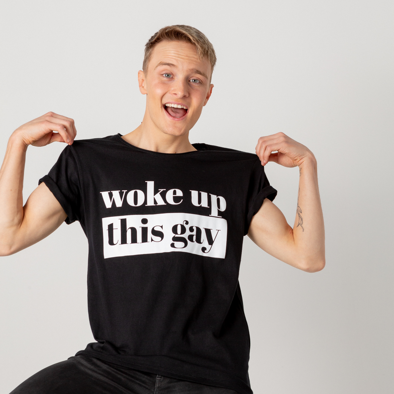T-shirt Woke up this Gay, modell mot vit bakgrund