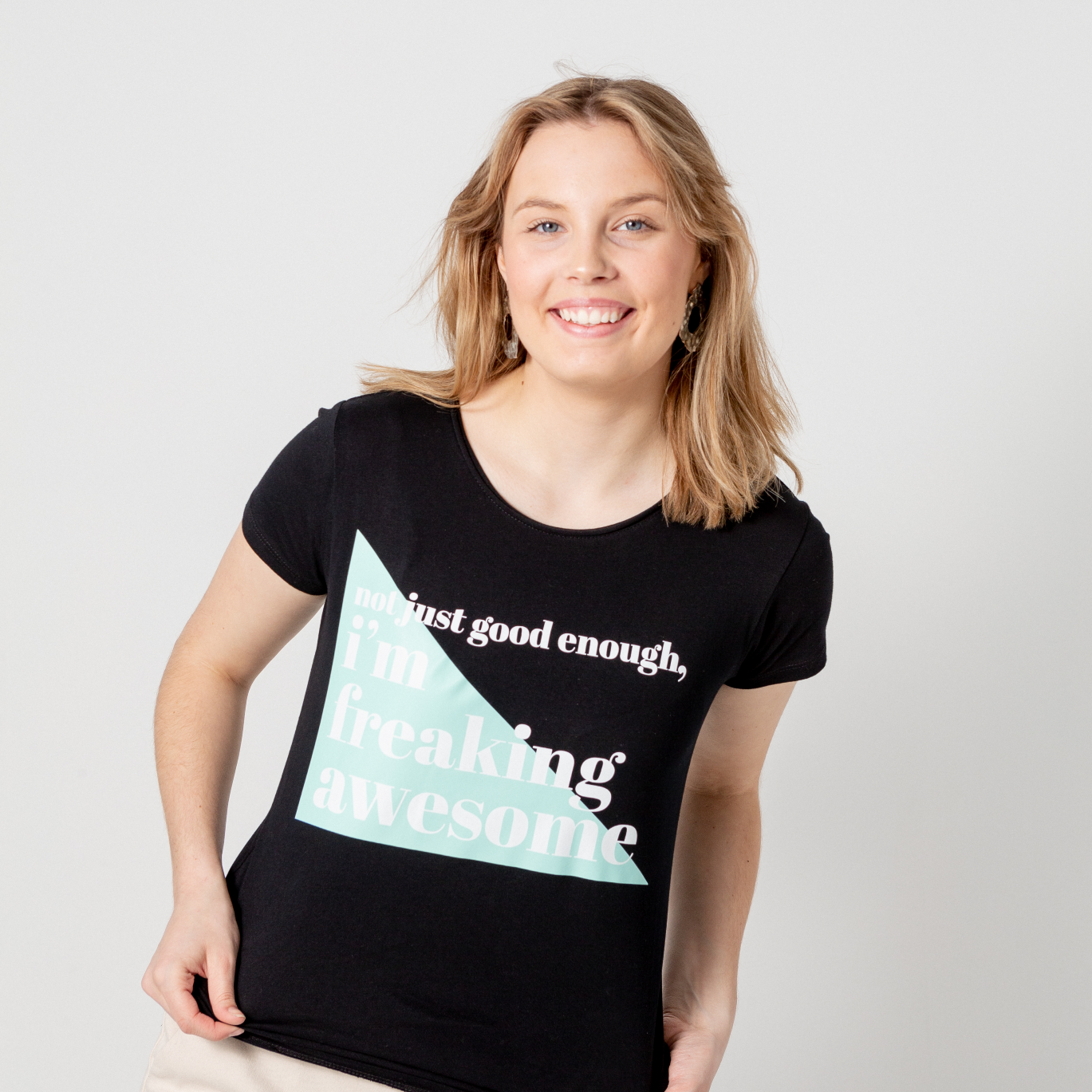 T-shirt Freaking awesome, modell framför vit vägg