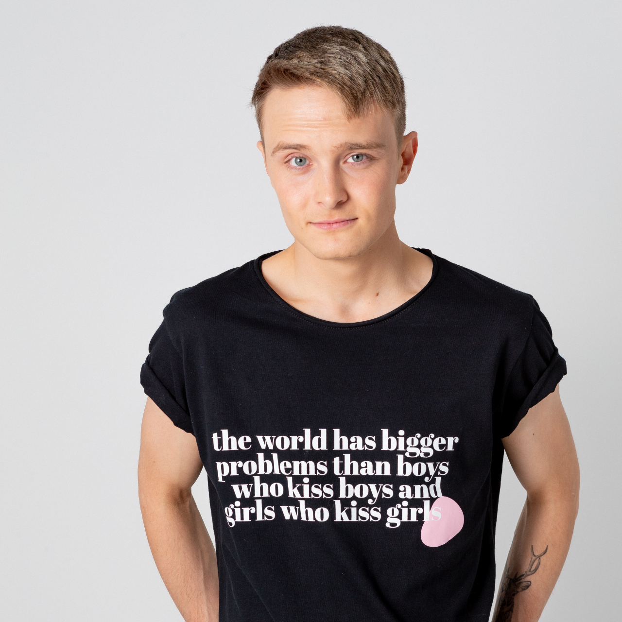 T-shirt The World has Bigger Problems, modell mot vit bakgrund