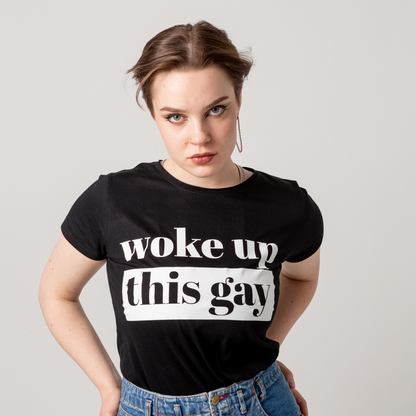 T-shirt Woke up this Gay, modell som tittar rakt in i kameran. Vit bakgrund