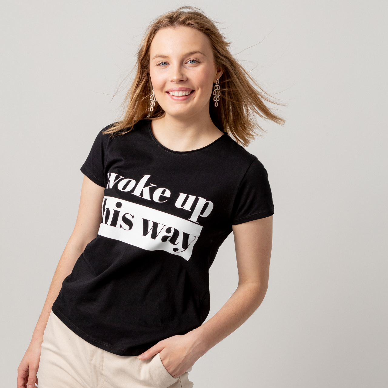T-shirt Woke up this Way modell mot vit bakgrund