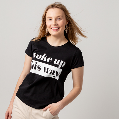 T-shirt Woke up this Way modell mot vit bakgrund