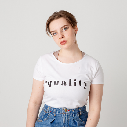 T-shirt Equality,  modell med vit t-shirt framför vit vägg